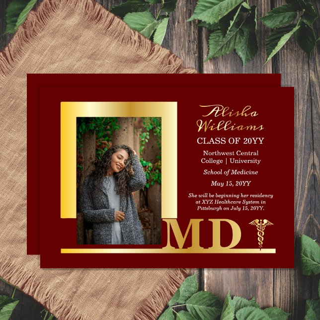 Dr. MD Caduceus Foto Graduate Maroon Folieneinladung (Elegant Doctor "MD" Caduceus Photo Graduate Maroon and Gold Foil Graduation Announcement)