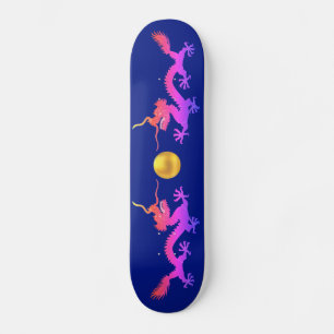 Drache in rosa, roten und blauen Farbtönen auf Bla Skateboard