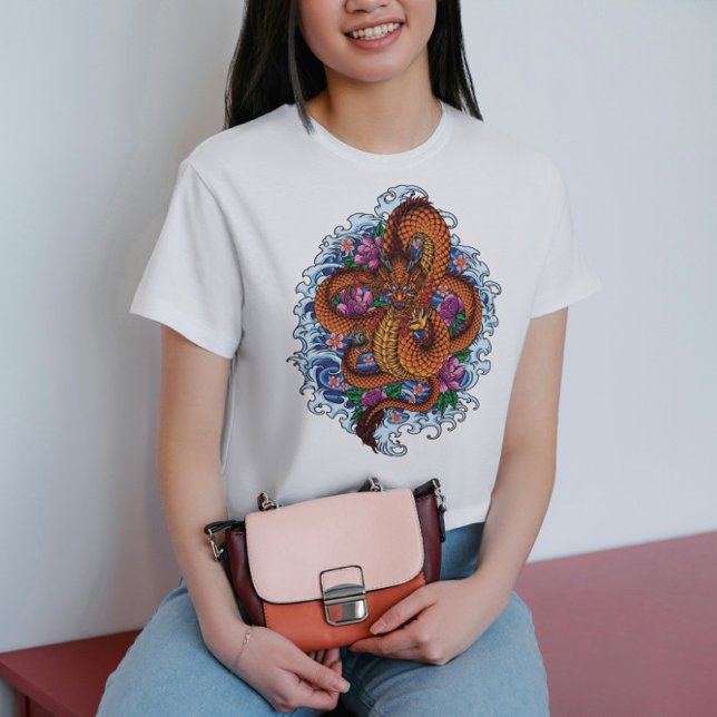 Drache inmitten der Wellen und Blüten T-Shirt (Von Creator hochgeladen)