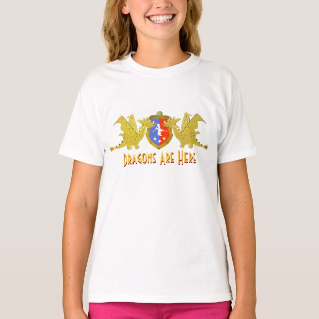 Drachen sind hier Cartoon-Drache-Wappen T-Shirt (Vorderseite)