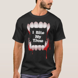 Dracula's Reißzähne mit Text Ich beiße meine Zeit T-Shirt