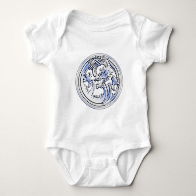 Dragon Abzeichen im Chrome-Stil auf Carbon Fibre P Baby Strampler (Vorderseite)