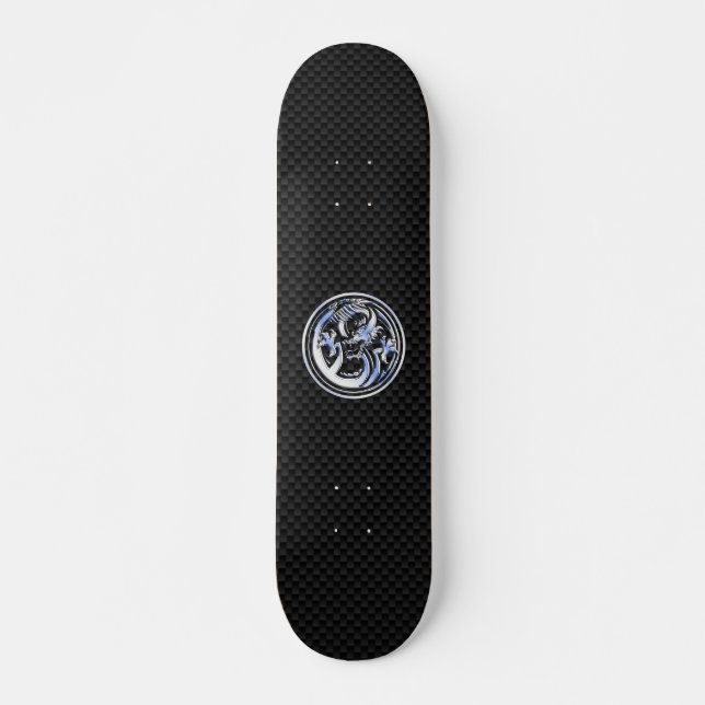 Dragon Abzeichen im Chrome-Stil auf Carbon Fibre P Skateboard (Vorne)