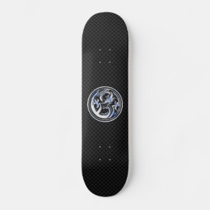 Dragon Abzeichen im Chrome-Stil auf Carbon Fibre P Skateboard