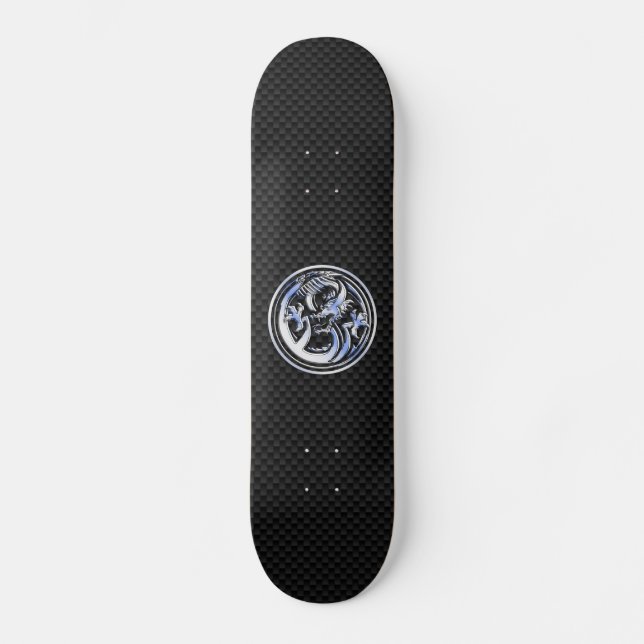 Dragon Abzeichen im Chrome-Stil auf Carbon Fibre P Skateboard (Vorderseite)