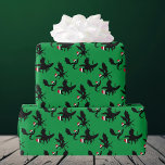 Dragon Christmas Pattern Coole Weihnachtsmannmütze Geschenkpapier<br><div class="desc">Drei phantastische Weihnachtsdrachen fliegen in roten Weihnachtsmannmützen auf niedlichem grünem Umhüllungspapier herum. Ihre ausgestreckten Flügel lassen sie wie Ferienhäuser aussehen. Ein phantastisches Geschenk für einen Drachengegenstandssammler.</div>