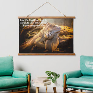 Dragon Iguana stehend vor einigen Stämmen Wandteppich Mit Holzrahmen