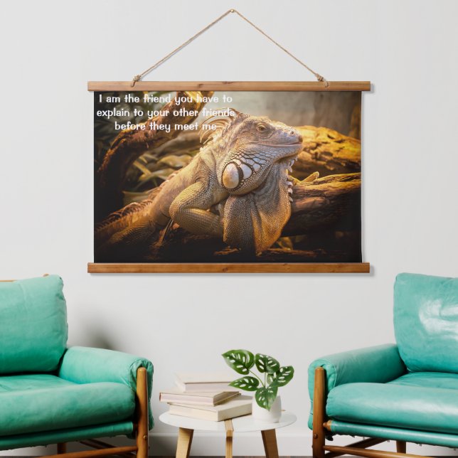 Dragon Iguana stehend vor einigen Stämmen Wandteppich Mit Holzrahmen (Wohnzimmer)