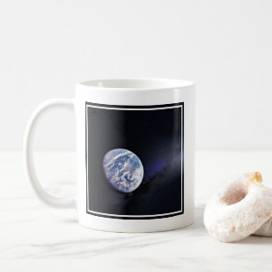 Dragon XL-Raumfahrzeug mit Planet Erde in der Fern Kaffeetasse