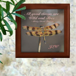 Dragonfly Alles Gute ist wild und frei Erinnerungskiste<br><div class="desc">Diese hölzerne Sake-Box zitiert Henry David Thoreaus "Alle guten Dinge sind wild und frei". Seine erdigen Goldtöne, Braun und Taupe werden eine natürlich wunderschöne Erinnerung sein, um das Leben voll zu leben und jeden Augenblick zu schätzen, wie die Libelle darüber. Diese goldene Libelle mit ihren schillernden Flügeln symbolisiert Veränderung, Transformation...</div>