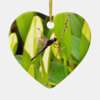 Dragonfly Blau und schwarz auf Gras. Keramik Ornament