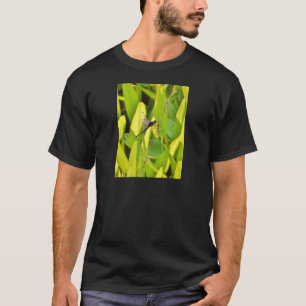 Dragonfly Blau und schwarz auf Gras. T-Shirt