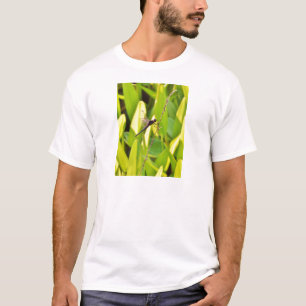 Dragonfly Blau und schwarz auf Gras. T-Shirt