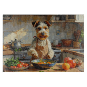 Draht-Foxterrier beim Kochen in der Küche Schneidebrett