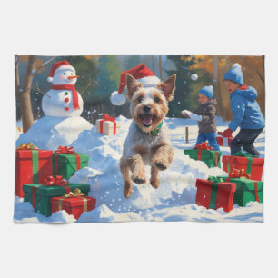 Drahthaar-Fox-Terrier läuft durch den Schnee mit W Geschirrtuch