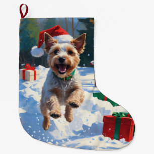Drahthaar-Fox-Terrier läuft durch Schnee mit Weihn Großer Weihnachtsstrumpf