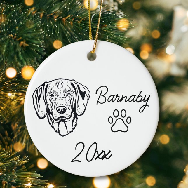 Drahthaar Vizsla Dog Individuelle Name & Year Line Keramik Ornament (Wirehaired Vizsla Dog Custom Name and Year Ornament with Paw Print. Black and White Line Art Modern)