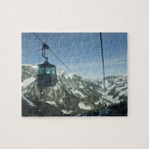 Drahtseilbahnen, die durch schneebedecktes Gebirgs Puzzle