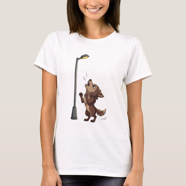 Dramatic Brown Wolf Howling at a Glowing Street T-Shirt (Vorderseite)