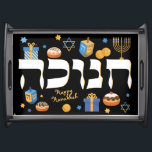 Dramatisch Black Hebrew Hanukkah Menorah & Donuts Serviertablett<br><div class="desc">Helle, farbenfrohe Hanukkah-Elemente auf einem dramatischen schwarzen Hintergrund mit einem glänzenden schwarzen Rahmen werden dem Empfänger deLIGHT sein. Macht jemandem den Feiertag zu! mit diesem kühlen Design. Es ist der perfekte Weg, um ein festliches Hanukkah/Chanukah Party Tisch Set. Ein großartiger Ort für die Donuts! Whimsikale bunte Chanukah-Elemente - darunter Jelly...</div>