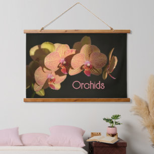 Dramatische Korallenrosa-Orchideen Fotografische B Wandteppich Mit Holzrahmen