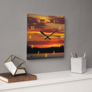 Dramatische orange Sonnenuntergangslandschaft Quadratische Wanduhr