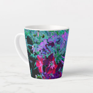 Dramatische rote, lila und rosa Gartenblume Milchtasse