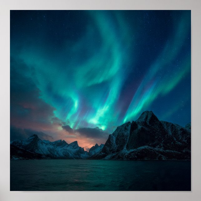 Dramatische Silhouetten des Fjords mit Aurora Poster (Vorne)