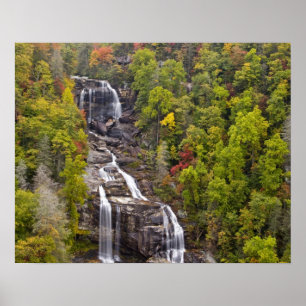 Dramatische Weißwasserfälle im Herbst in der Poster