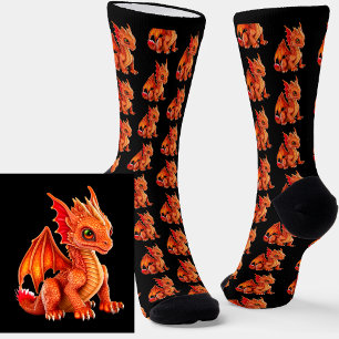 Dramatischer Baby Red Fantasy Dragon auf schwarzen Socken