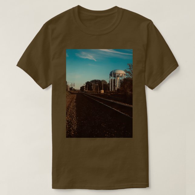 Dramatischer, wärmer Wasserturm mit Eisenbahnschie T-Shirt (Design vorne)