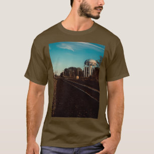 Dramatischer, wärmer Wasserturm mit Eisenbahnschie T-Shirt