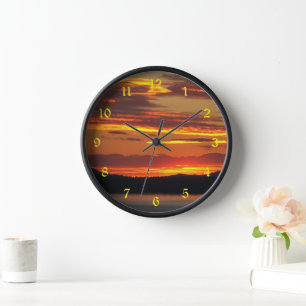 Dramatisches Orange Sunset Landschaftsbild Uhr