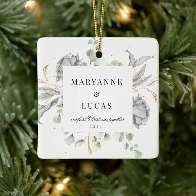 Dramatisches Silver Floral Monogram First Christma Keramikornament (Baum)