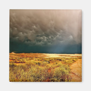 Drastisches helles Brechen durch die Sturm-Wolken Magnet