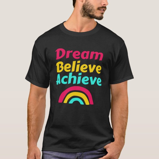 Dream Believe Achieve Inspirational Tee Law of Att (Vorderseite)