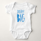 Dream Big, inspirierendes Zitat, blaues Wasser Baby Strampler