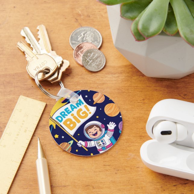 Dream Big with a Kid Astronaut Schlüsselanhänger (Schreibtisch)