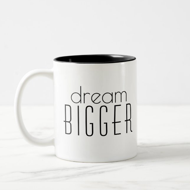 Dream Bigger Motivierend Goals Moderne Schrift Zweifarbige Tasse (Links)