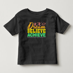 Dream glaubte Zitat - Frauengymnastik Kleinkind T-shirt