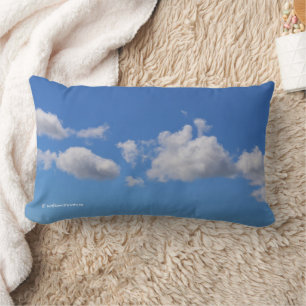 Dreamy Fluffy Wolken in einem blauen Himmel Lendenkissen