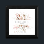 Dreamy Foliage Wedding Bridesmaid Blush Pnk ID817 Erinnerungskiste<br><div class="desc">Delikate, üppige Pflege-Arrangements mit kleinen Akzenten aus Blume in sanften, traumhaften Creme-, Taupe- und Rose-Goldtönen mit Glitzer und einzigartigen Design-Layouts machen diese Kollektion besonders für Hochzeiten im Frühjahr zu einem spannenden Erlebnis. Die hier gezeigte Geschenkboxen für Ihre Brautjungfrau oder andere Hochzeitsfeierinnen zeigt eine luftige Blattlinie um einen serifenlosen Schriftart 'Bridesmaid'...</div>