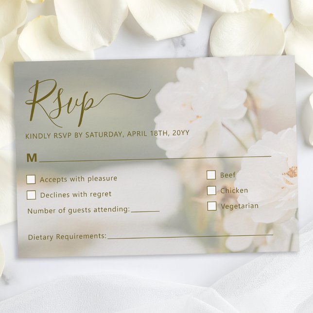 Dreamy White Roses Background Photo Wedding RSVP Karte (Von Creator hochgeladen)