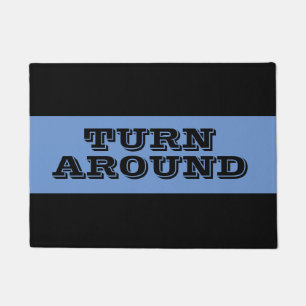 Drehen Sie sich um die krotschige Türmatte