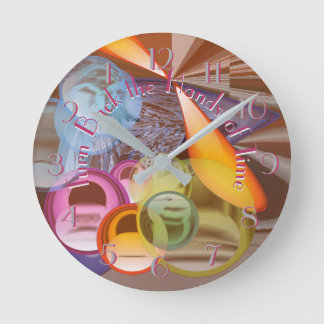 Drehen Sie zurück Hände von Zeit-noch etwas Runde Wanduhr