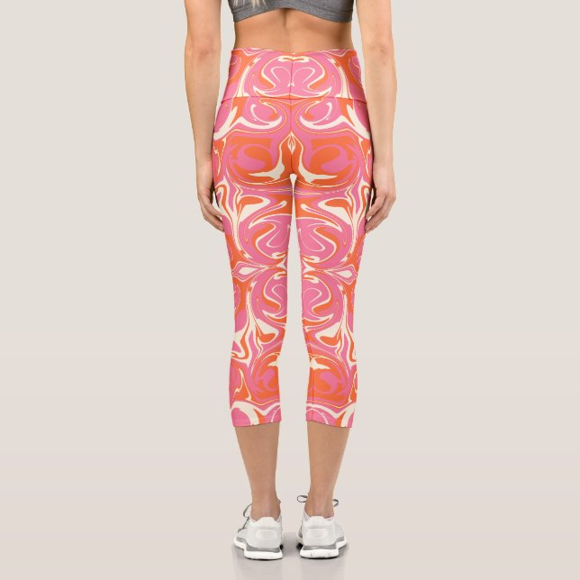 Drehmuster in Rosa, Orange und Creme Capri Leggings (Rückseite)