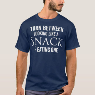 Dreht zwischen dem Essen als Snack und dem Essen a T-Shirt