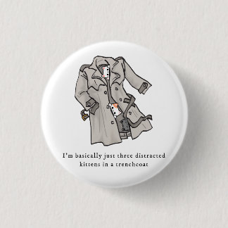 Drei abgelenkte Kätzchen in einem Trenchcoat-Butto Button