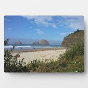 Drei Archgesteine am Ozean oder Fotoplatte