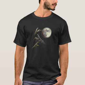 Drei betender Mantis und Mond T-Shirt